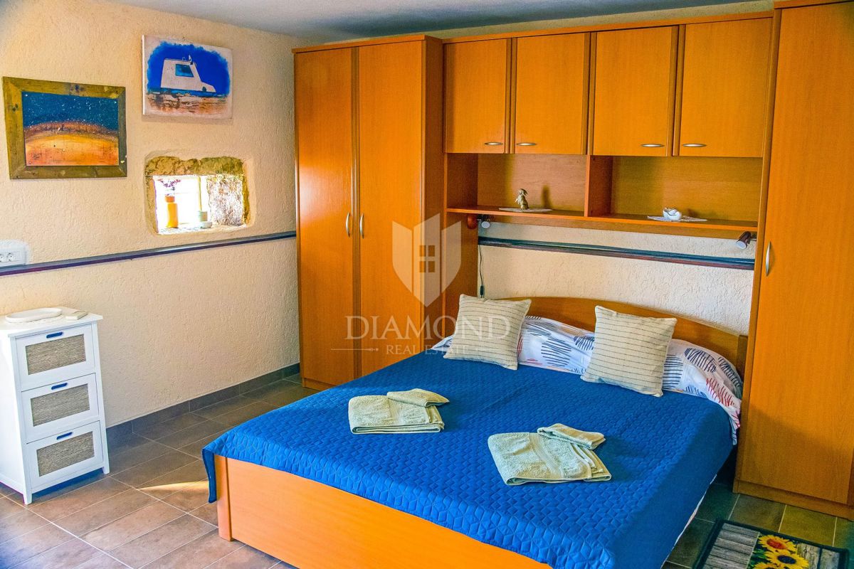 Dve hiši v Vinkuranu z obnovljenim stanovanjem in pogledom na morje