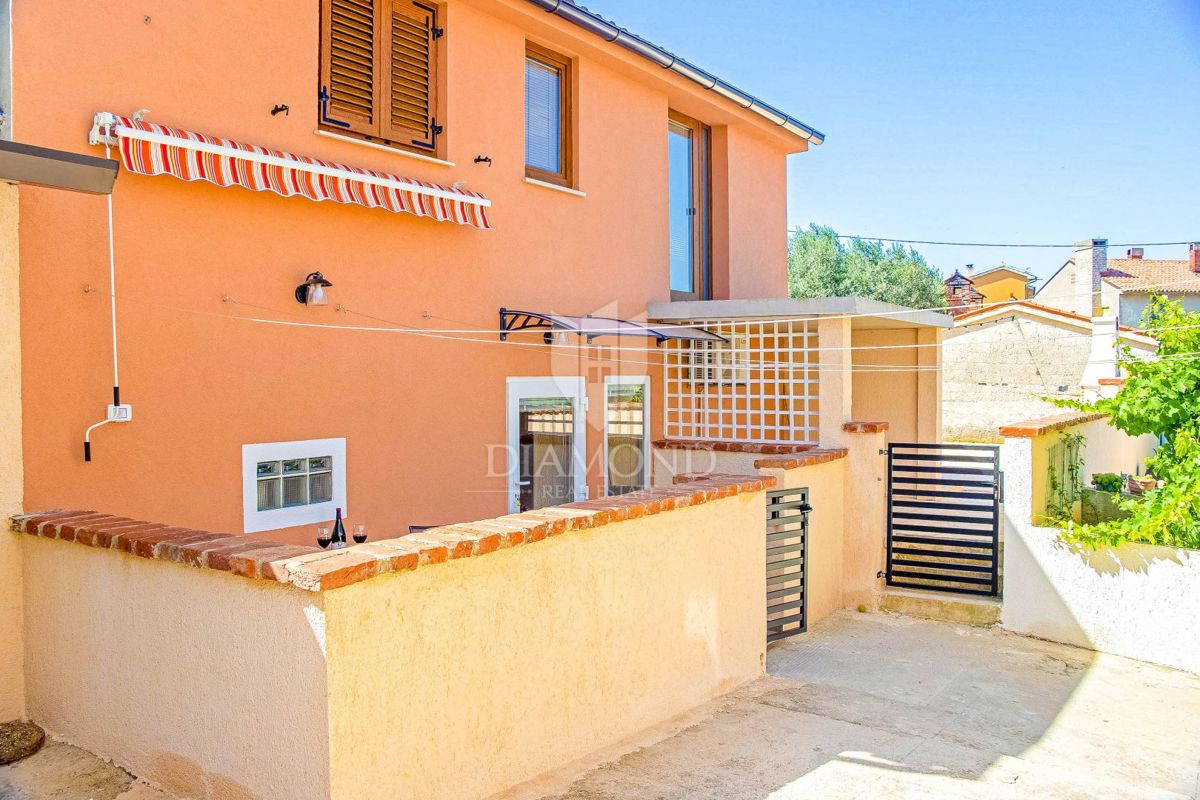 Dve hiši v Vinkuranu z obnovljenim stanovanjem in pogledom na morje