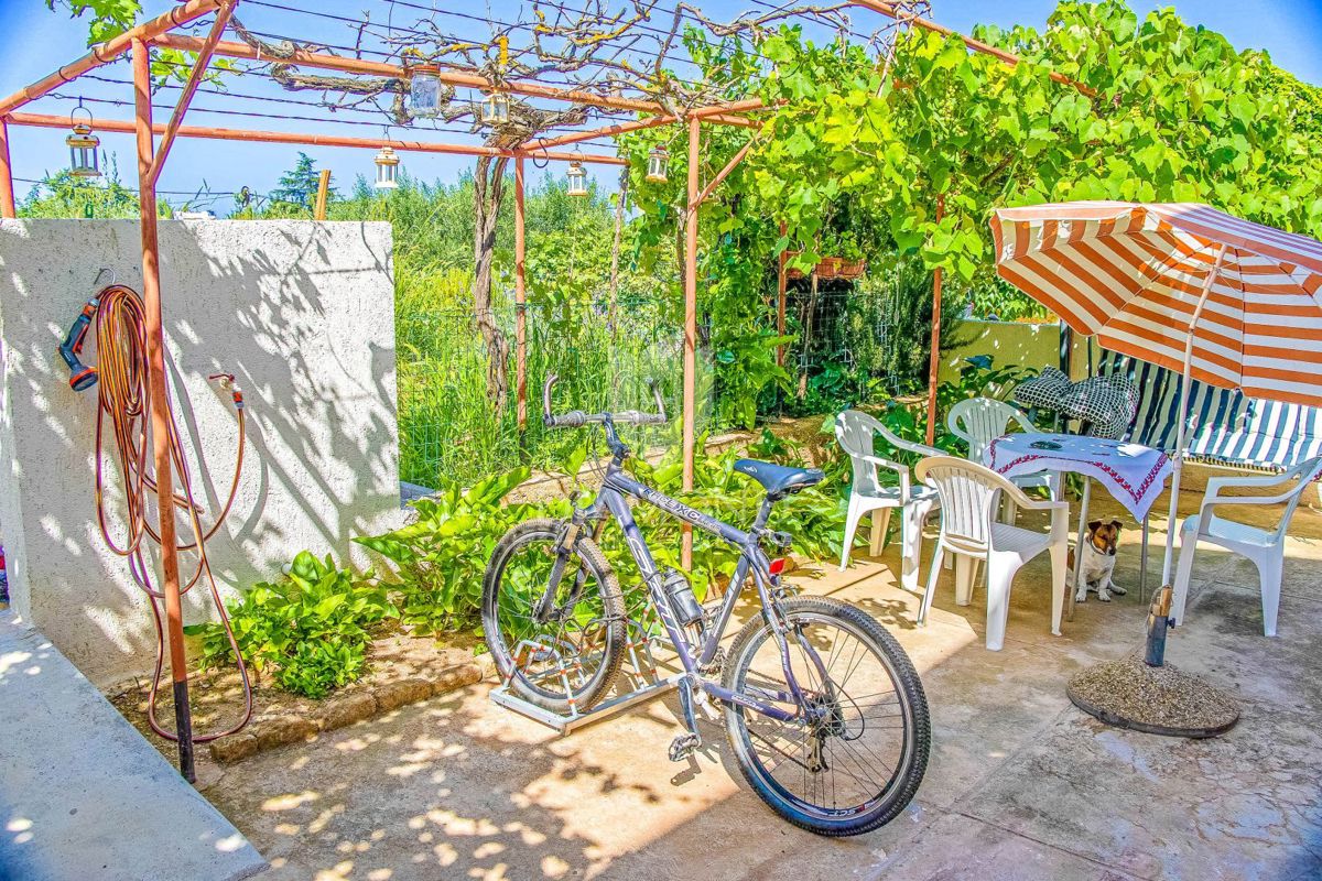 Dve hiši v Vinkuranu z obnovljenim stanovanjem in pogledom na morje