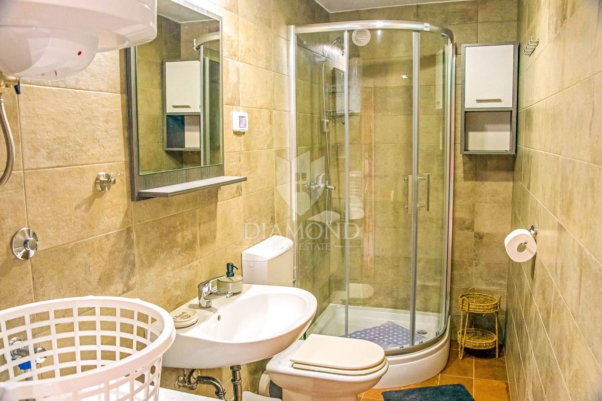 Dve hiši v Vinkuranu z obnovljenim stanovanjem in pogledom na morje