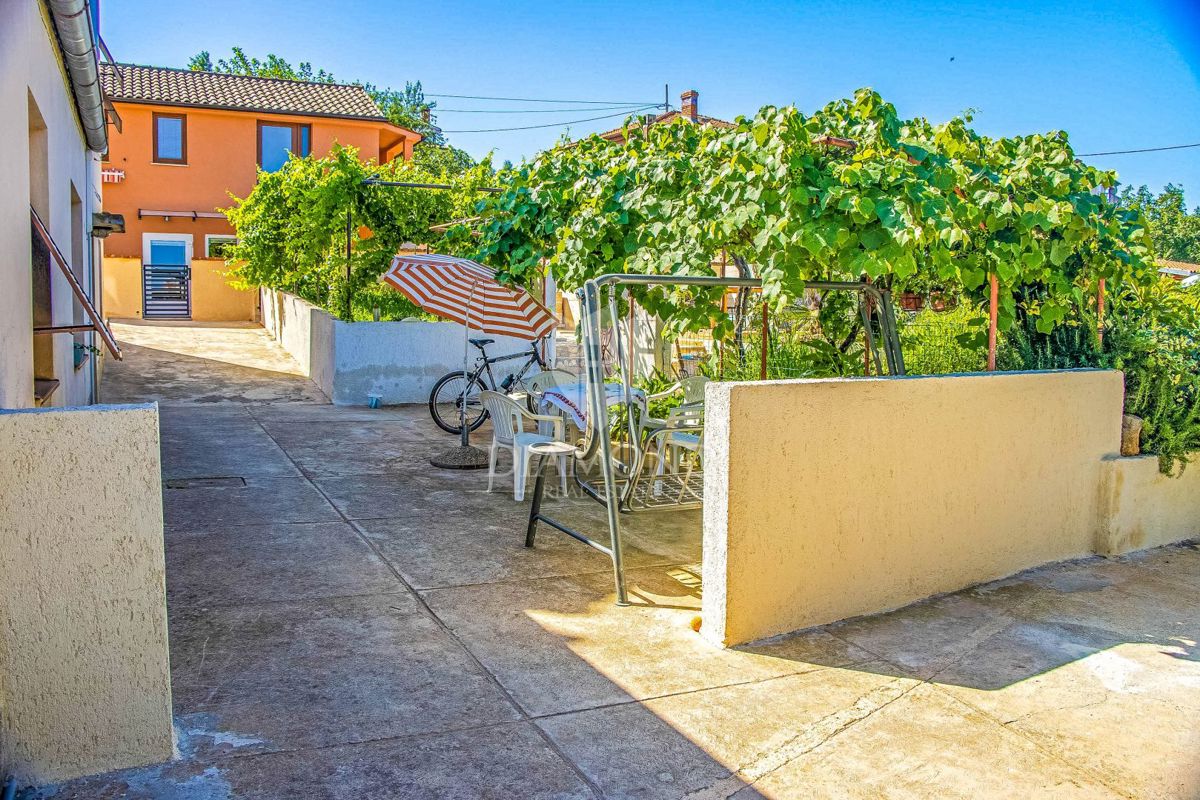 Dve hiši v Vinkuranu z obnovljenim stanovanjem in pogledom na morje