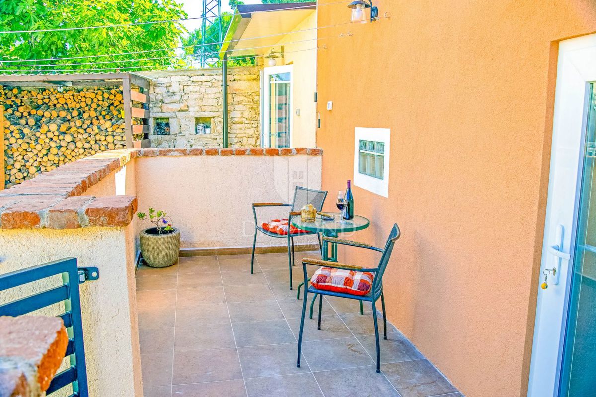 Dve hiši v Vinkuranu z obnovljenim stanovanjem in pogledom na morje