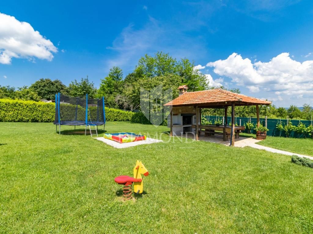 Motovun, okolica, počitniška hiša z bazenom in velikim vrtom