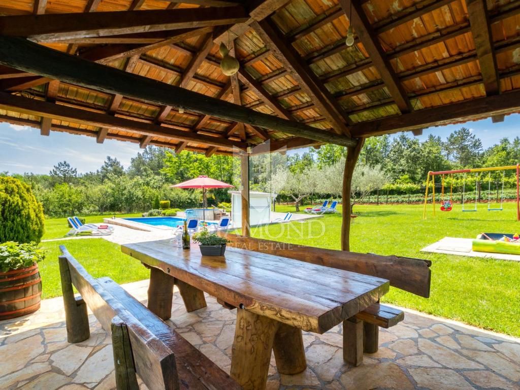 Motovun, okolica, počitniška hiša z bazenom in velikim vrtom