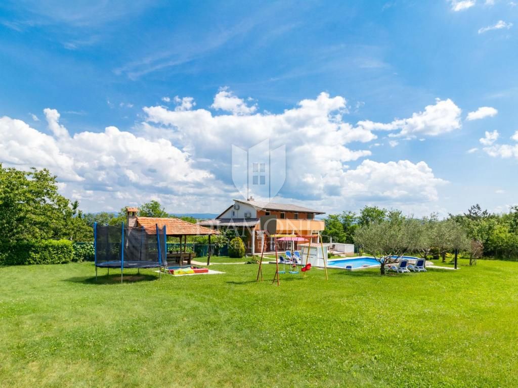 Motovun, okolica, počitniška hiša z bazenom in velikim vrtom