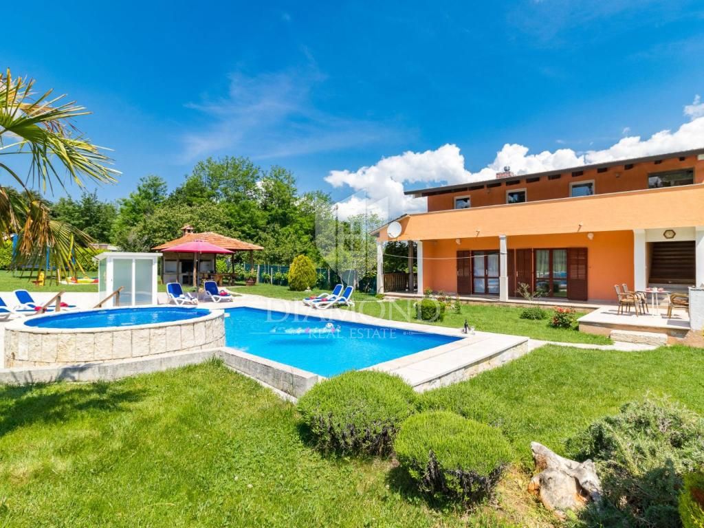Motovun, okolica, počitniška hiša z bazenom in velikim vrtom