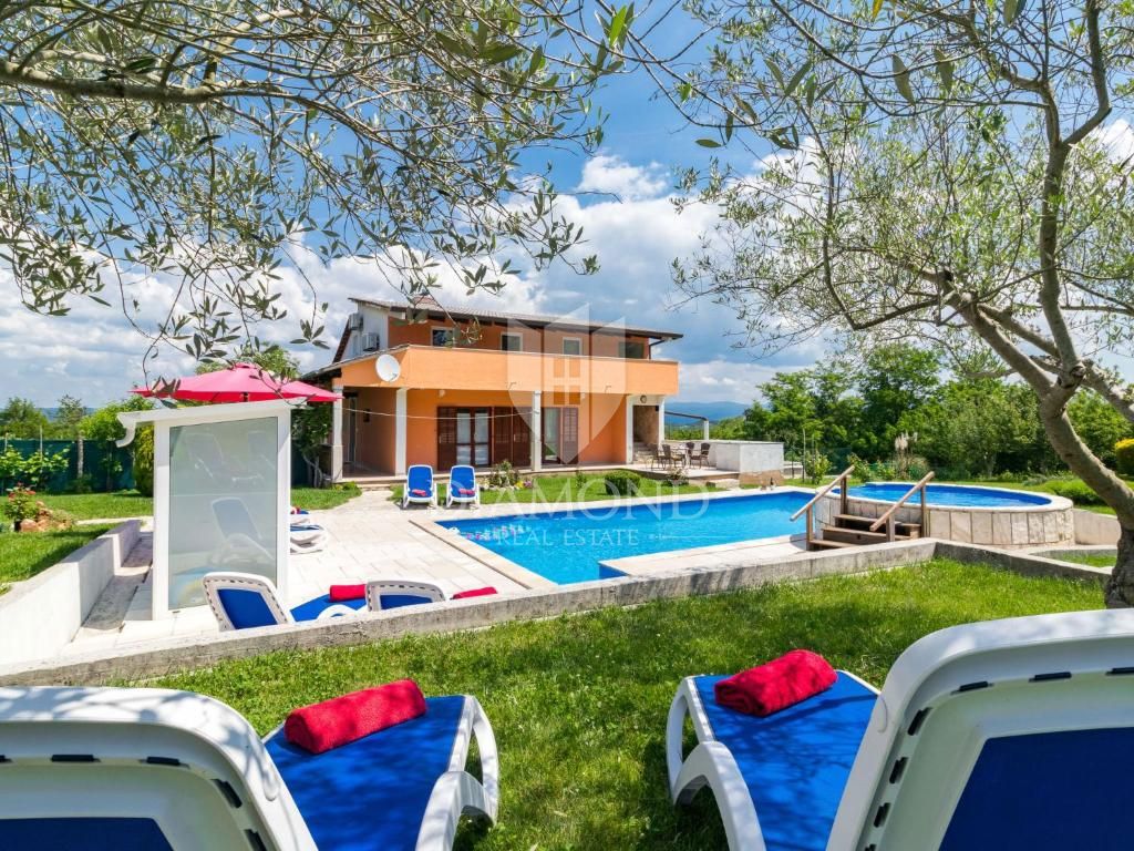 Motovun, okolica, počitniška hiša z bazenom in velikim vrtom