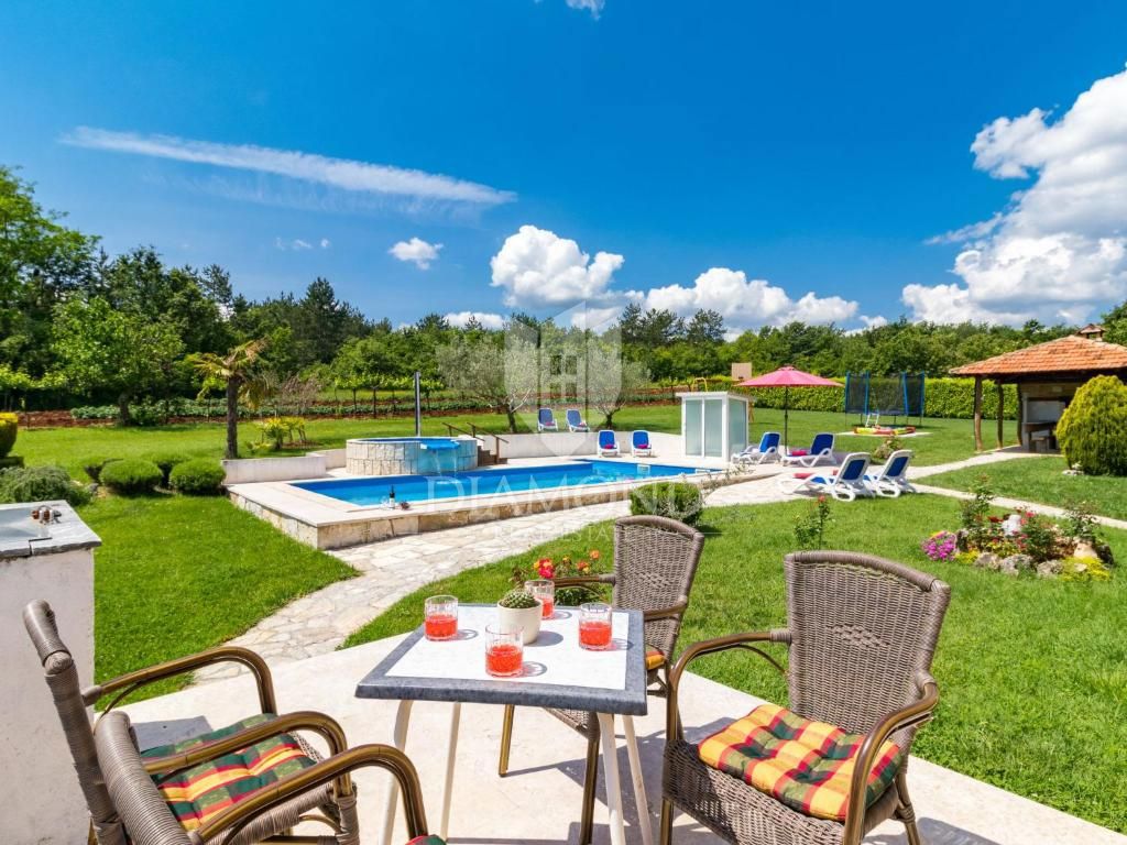 Motovun, okolica, počitniška hiša z bazenom in velikim vrtom