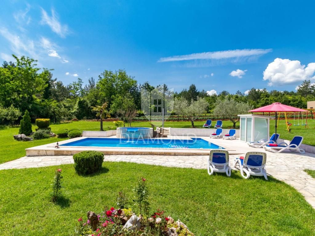 Motovun, okolica, počitniška hiša z bazenom in velikim vrtom