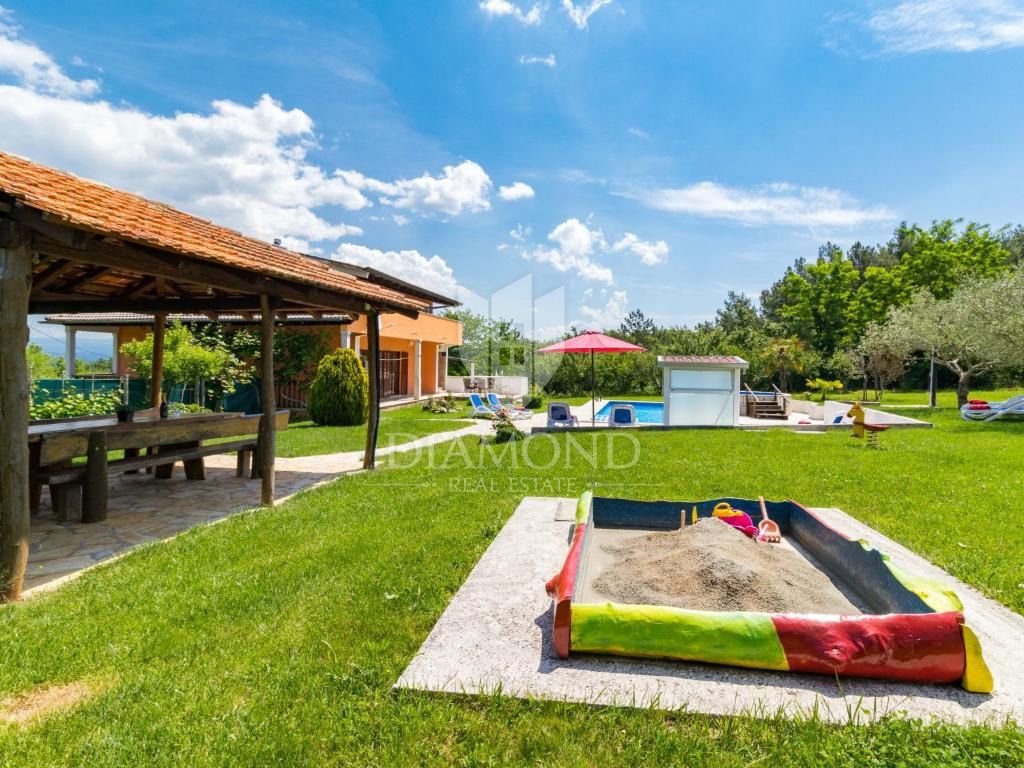 Motovun, okolica, počitniška hiša z bazenom in velikim vrtom