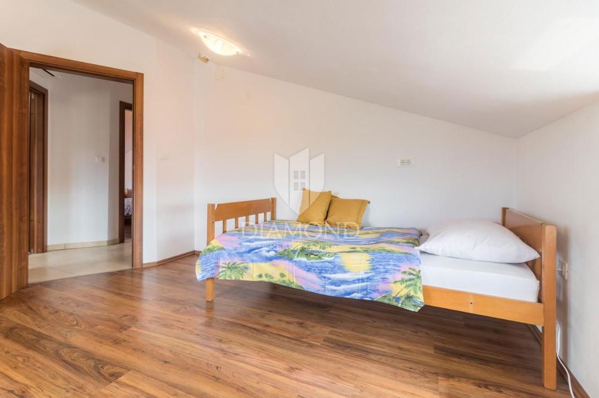 Pula, hiša s štirimi apartmaji na mirni lokaciji