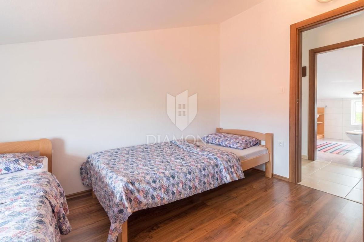 Pula, hiša s štirimi apartmaji na mirni lokaciji