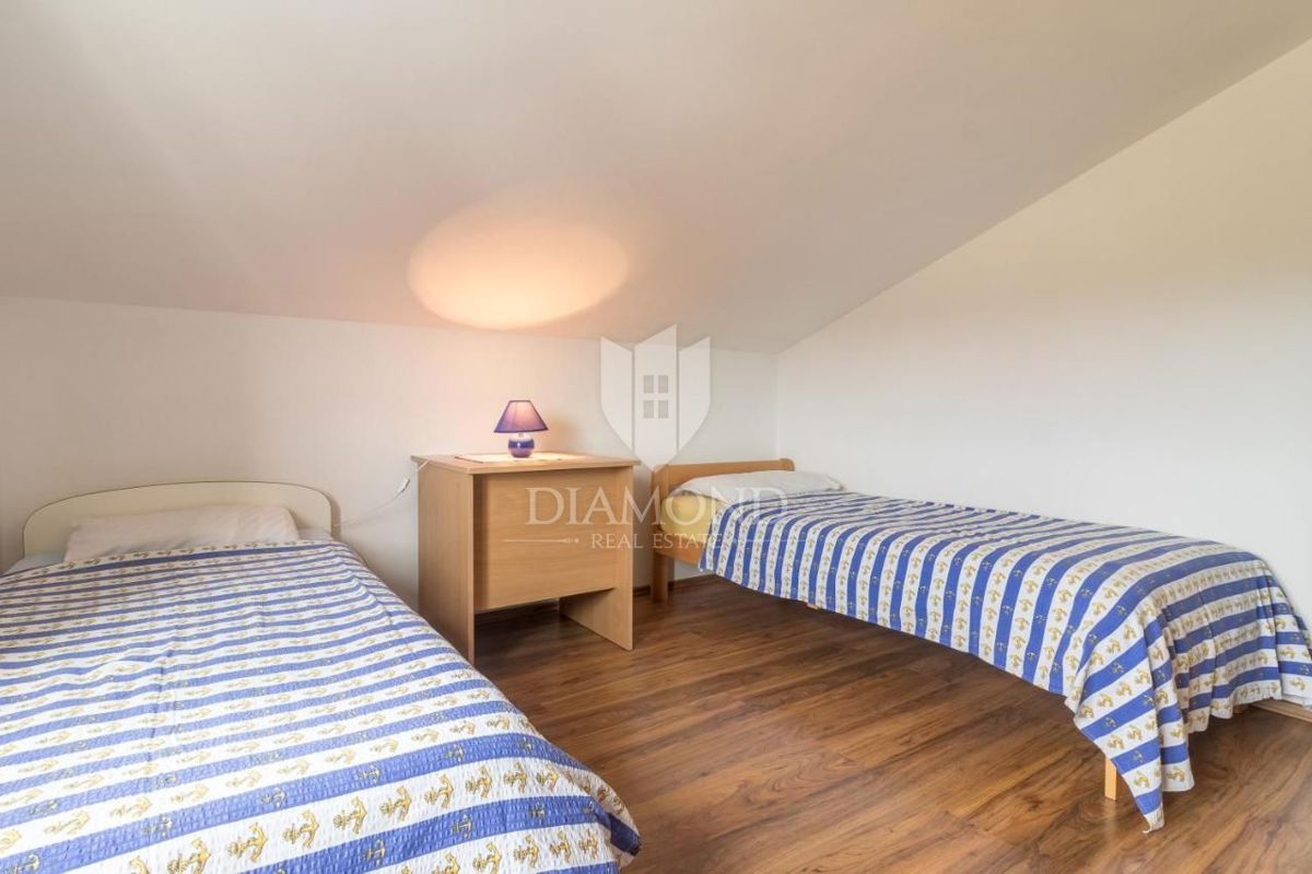 Pula, hiša s štirimi apartmaji na mirni lokaciji