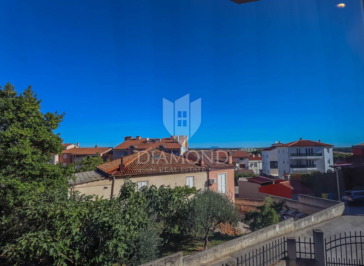 Pula, etaža stavbe s poslovnimi prostori in stanovanjem