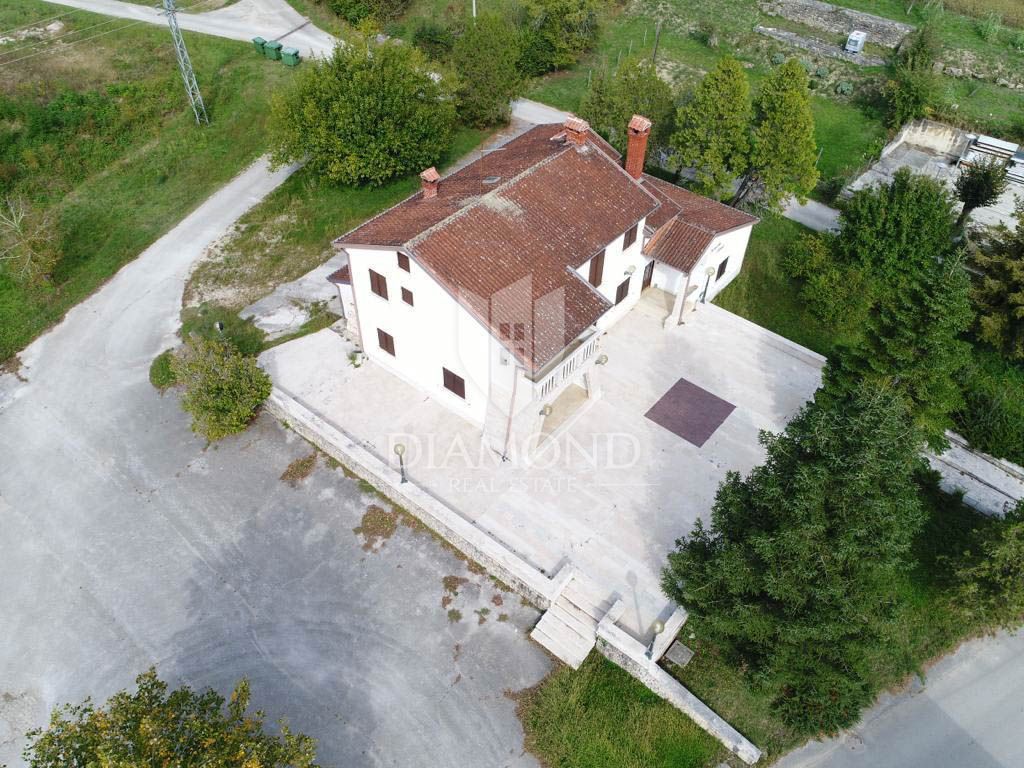Okolica Oprtlja, samostojna hiša s potencialom