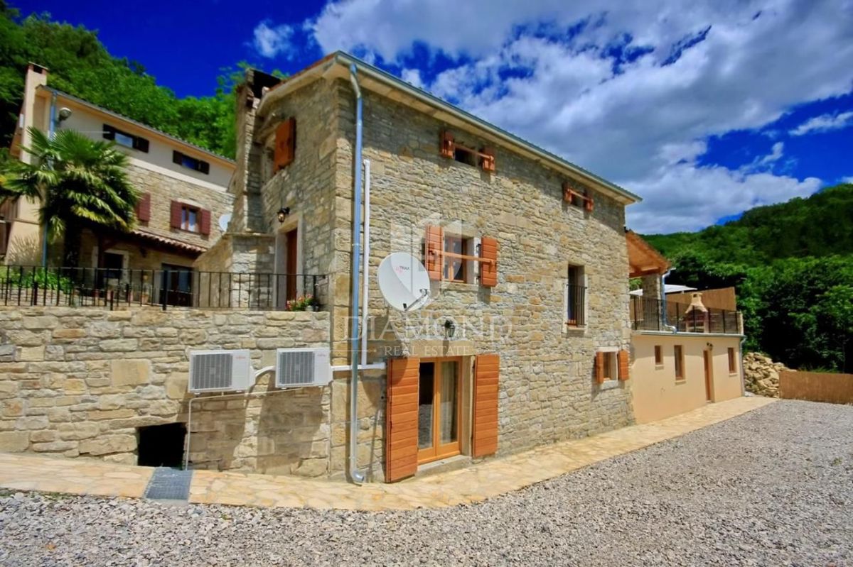 Okolica Oprtlja, vila z bazenom na mirni lokaciji