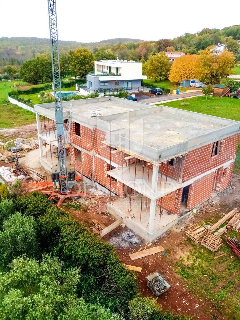 Okolica Poreča, dvojček na robu naselja!