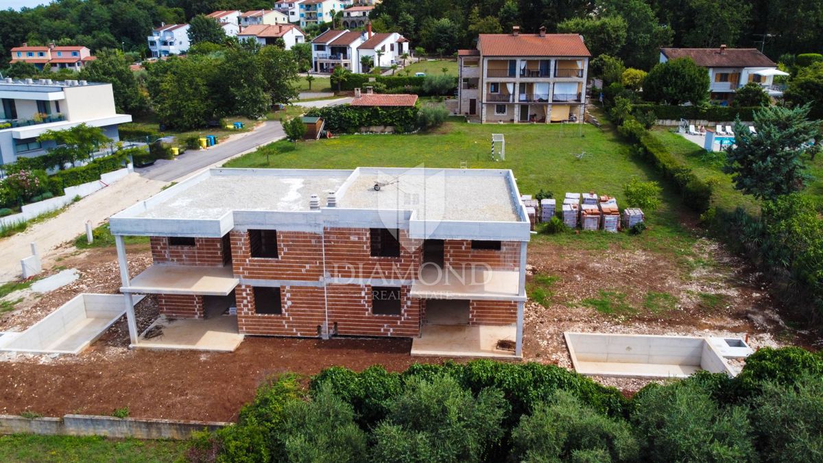 Okolica Poreča, dvojček na robu naselja!