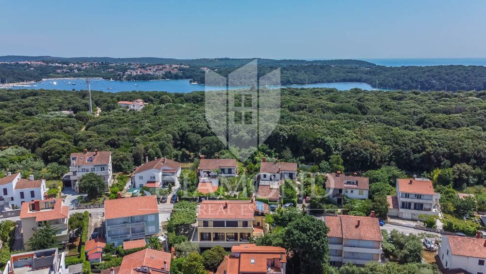 Okolica Pule, hiša z lepim dvoriščem in pogledom na morje