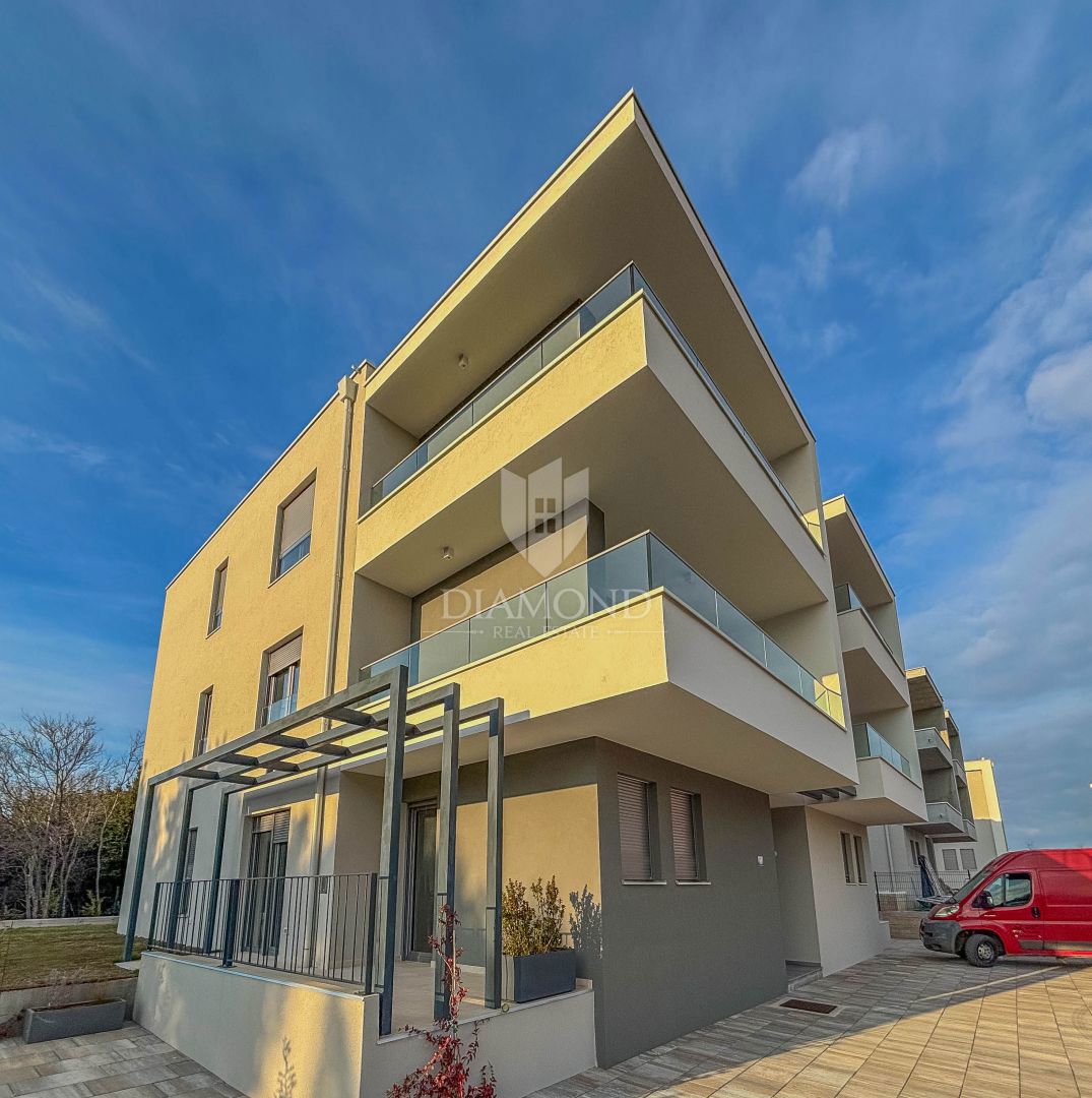 Umag, okolica, novogradnja! Izjemno stanovanje 250 m od morja!