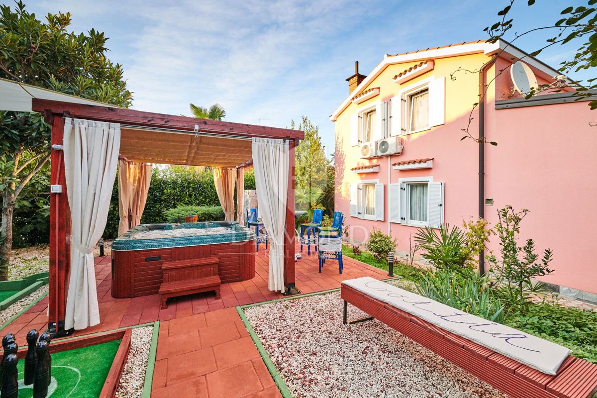 Umag, okolica! Odlična hiša z bazenom in jacuzzijem!