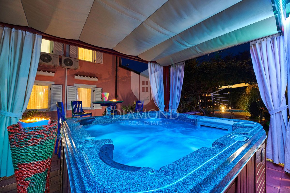 Umag, okolica! Odlična hiša z bazenom in jacuzzijem!