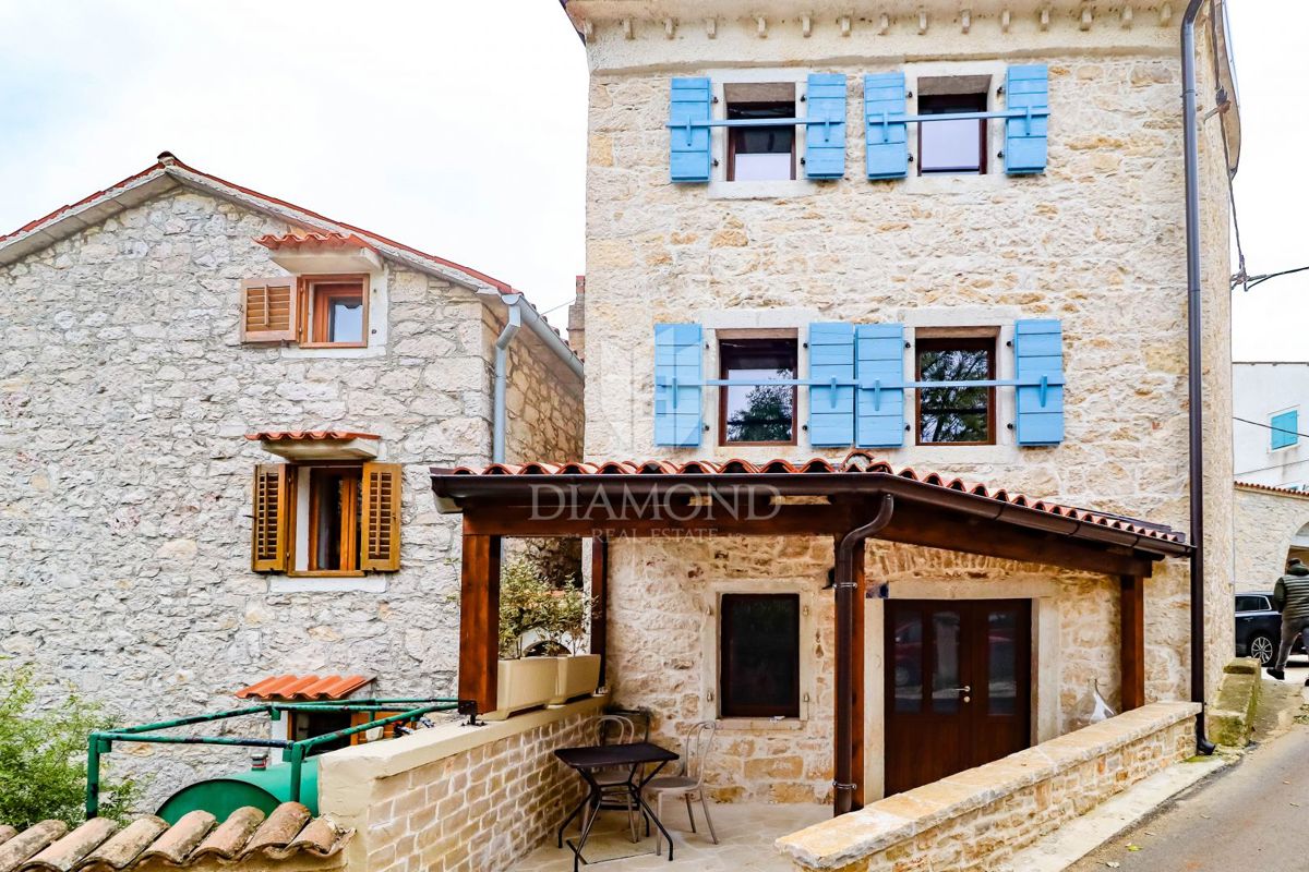 Poreč, okolica, obnovljena avtohtona kamnita hiša!