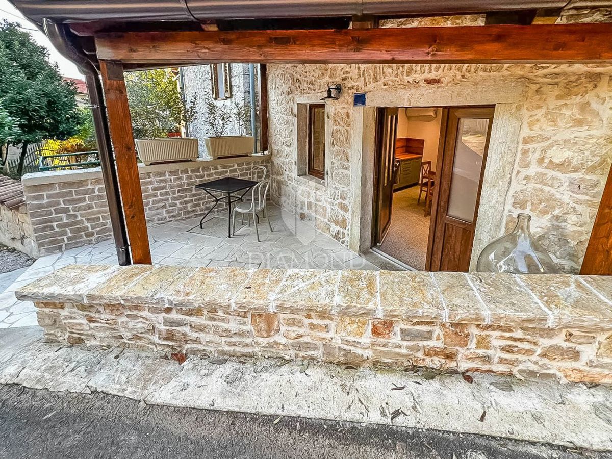 Poreč, okolica, obnovljena avtohtona kamnita hiša!
