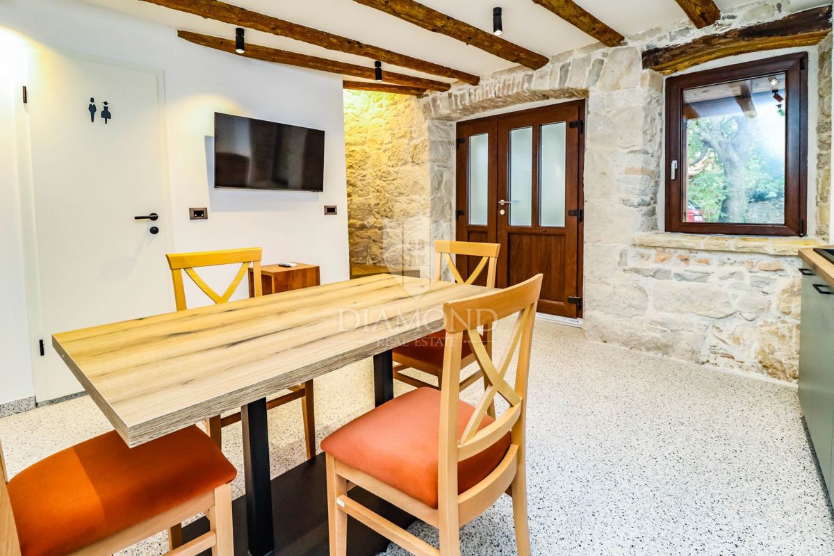 Poreč, okolica, obnovljena avtohtona kamnita hiša!