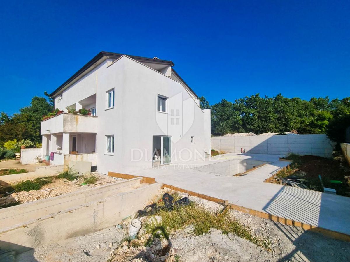Poreč, okolica, vrstna hiša z bazenom na mirni lokaciji!