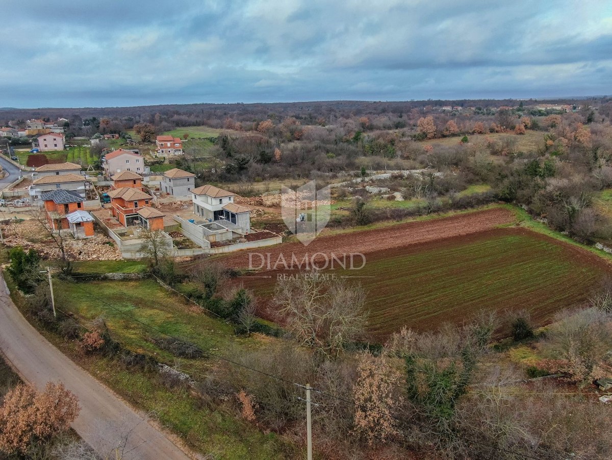 Svetvinčenat, okolica, zemljišče na robu naselja