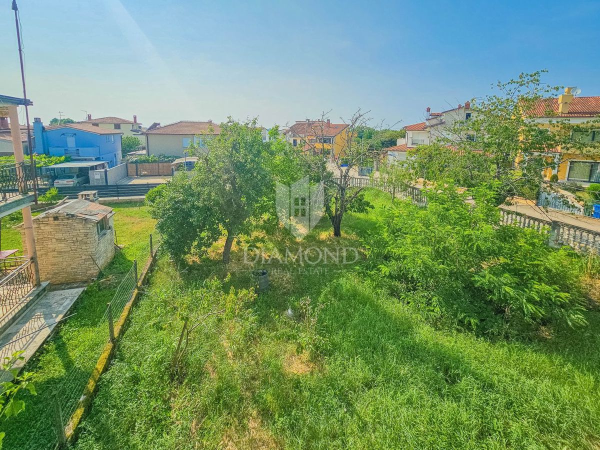Umag, hiša za prenovo z veliko vrta v bližini mesta!