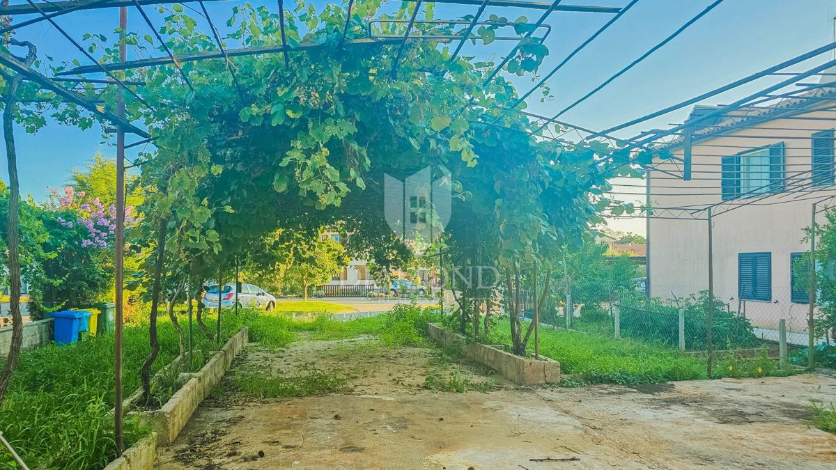 Umag, hiša za prenovo z veliko vrta v bližini mesta!