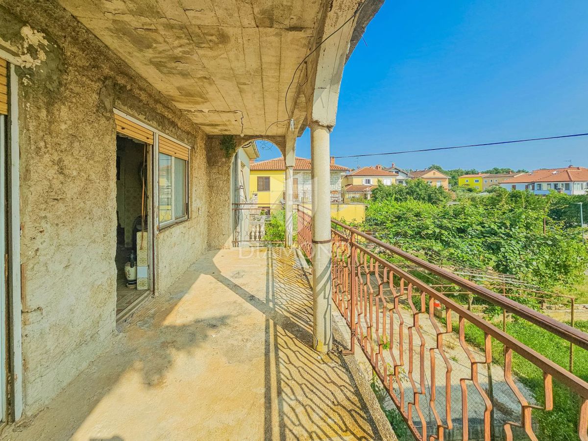 Umag, hiša za prenovo z veliko vrta v bližini mesta!