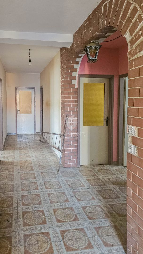 Umag, hiša za prenovo z veliko vrta v bližini mesta!