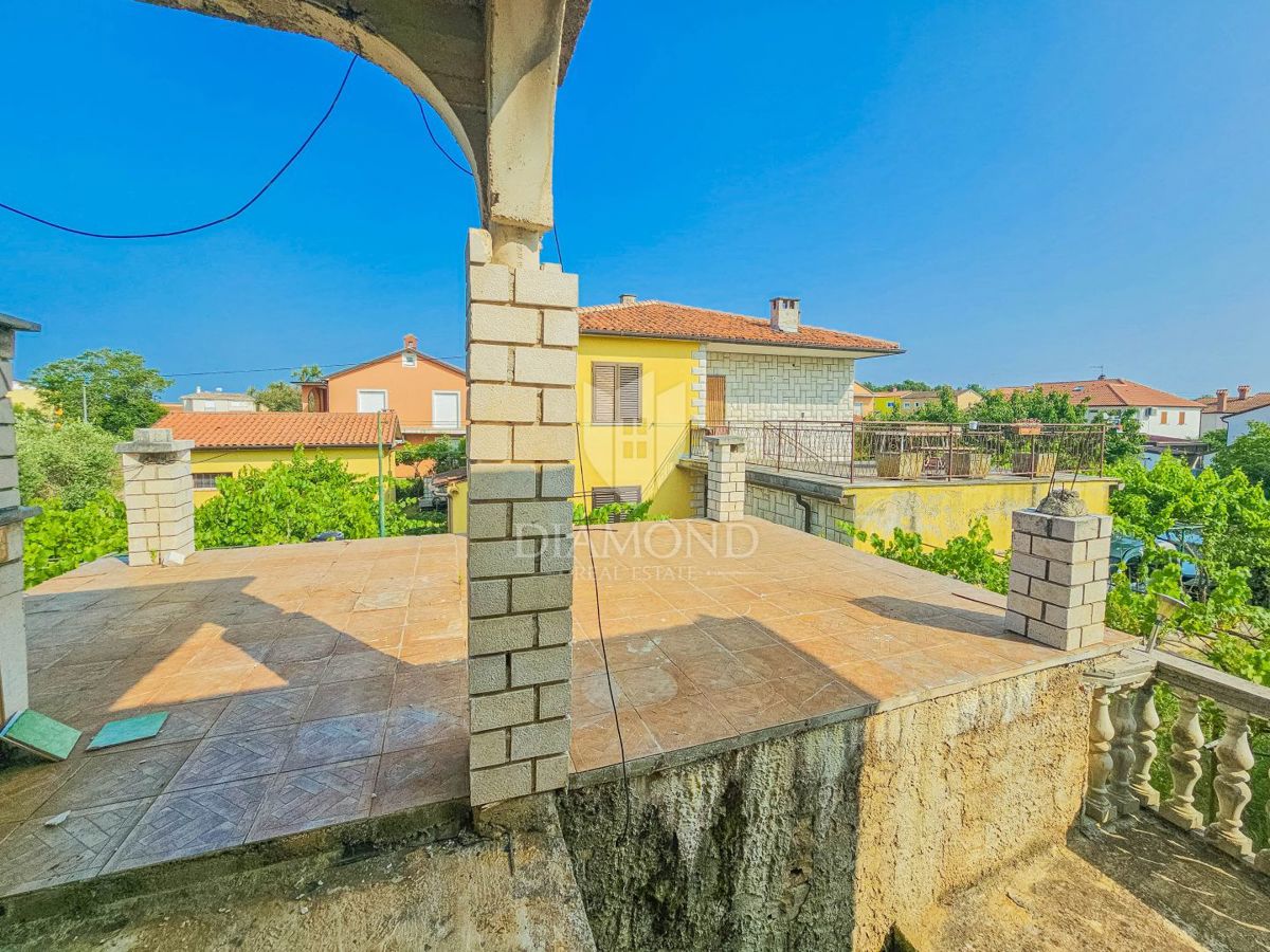 Umag, hiša za prenovo z veliko vrta v bližini mesta!