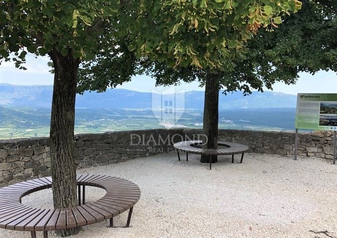 Osrednja Istra, tri vrstne hiše za obnovo