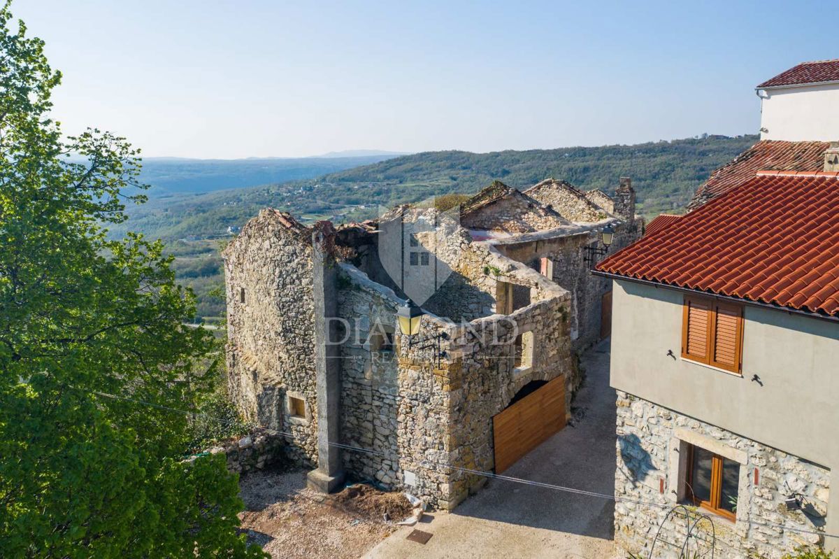 Osrednja Istra, tri vrstne hiše za obnovo