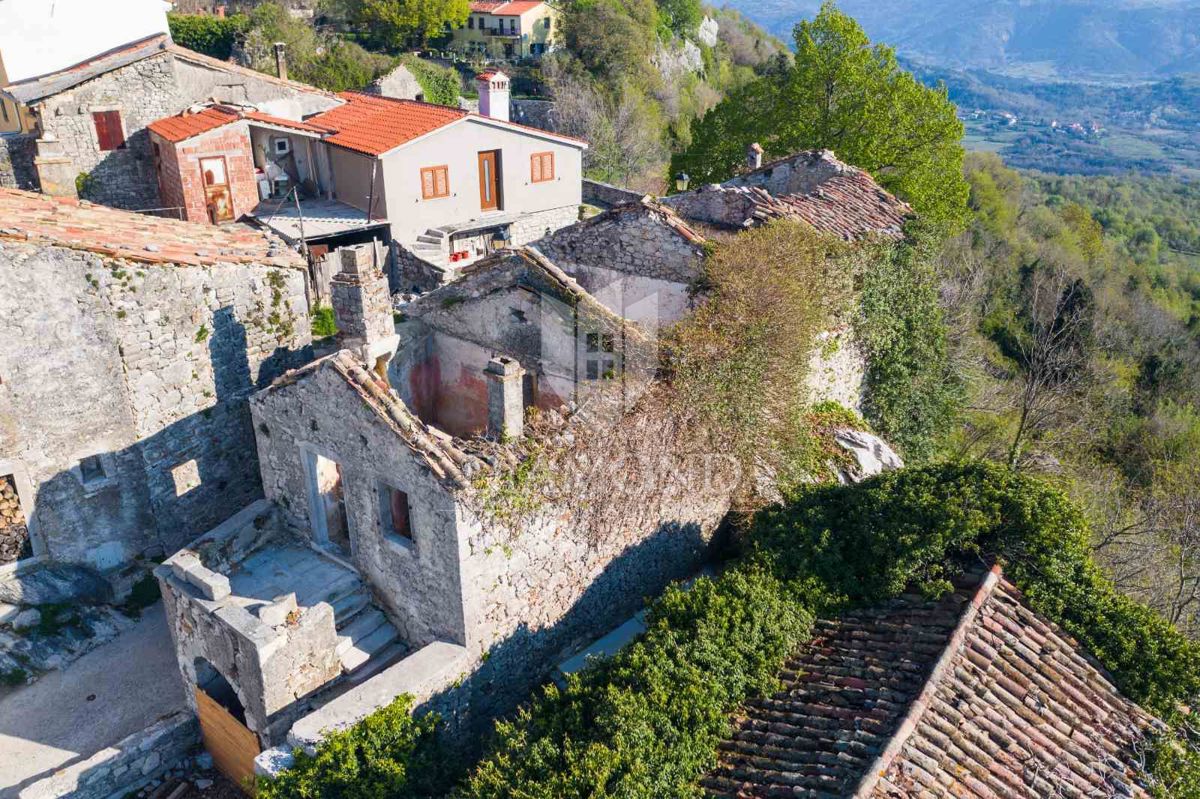 Osrednja Istra, tri vrstne hiše za obnovo