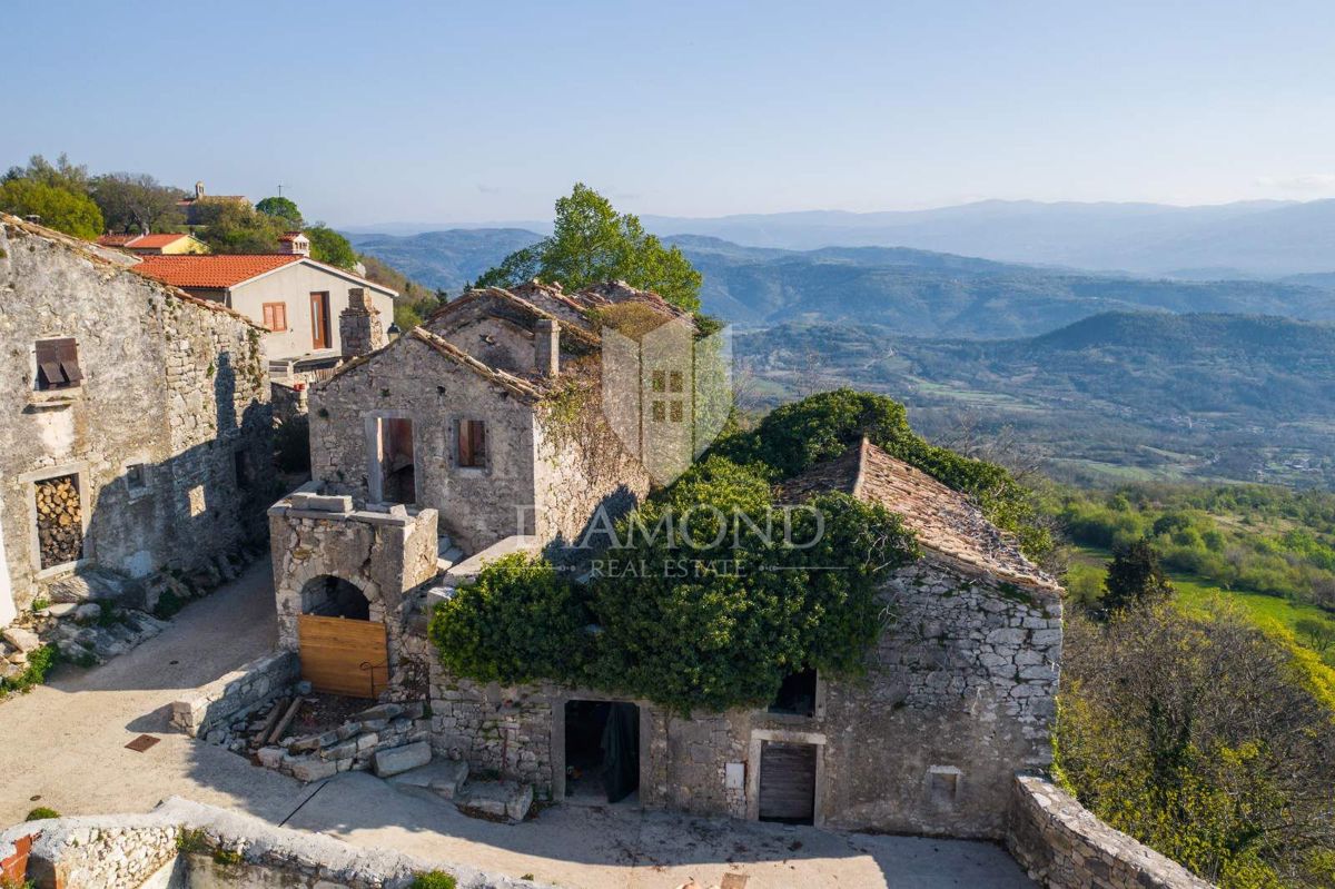 Osrednja Istra, tri vrstne hiše za obnovo