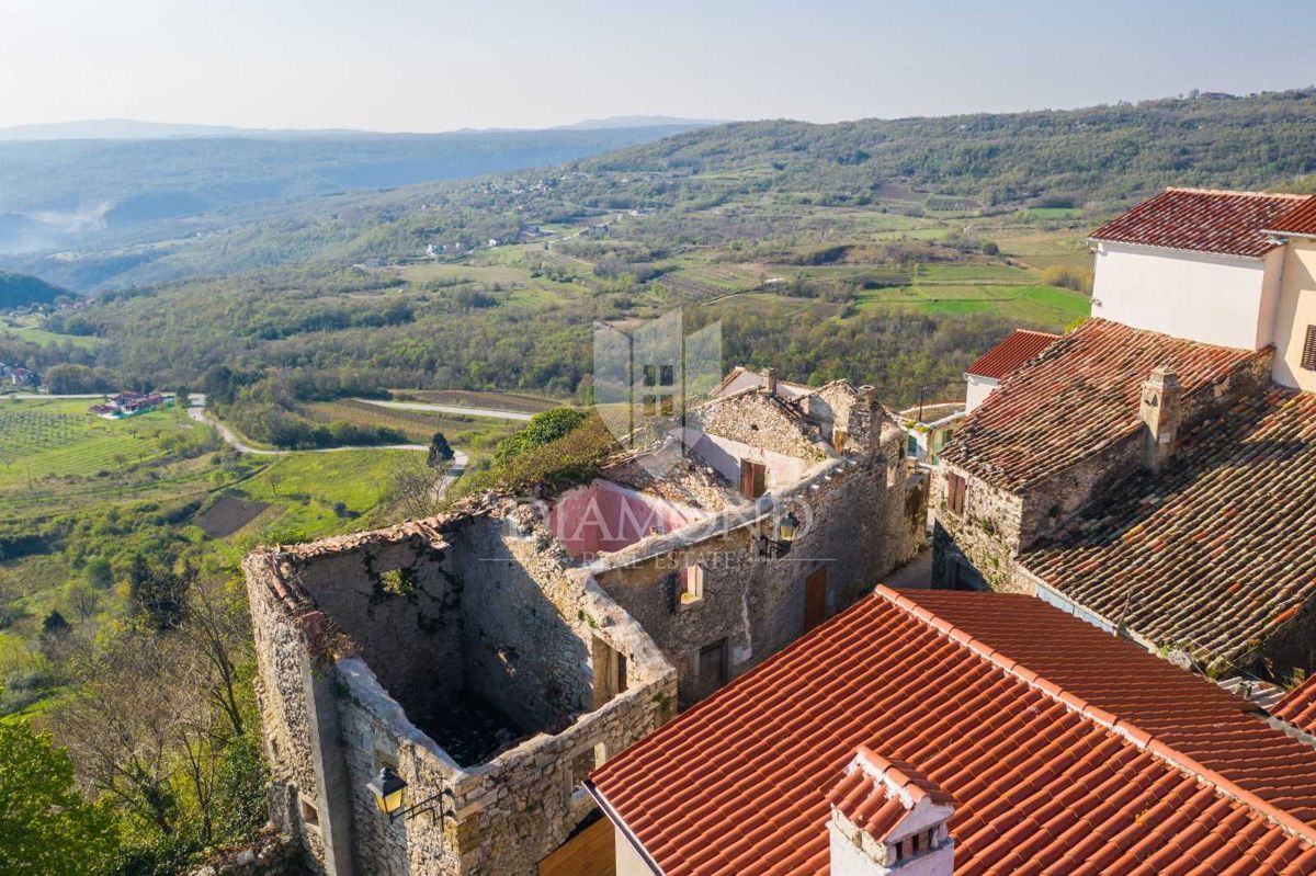 Osrednja Istra, tri vrstne hiše za obnovo