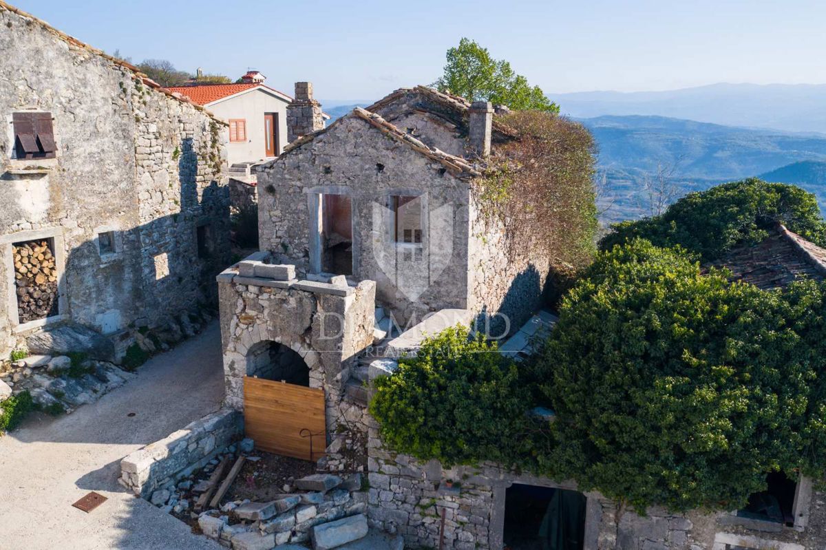Osrednja Istra, tri vrstne hiše za obnovo