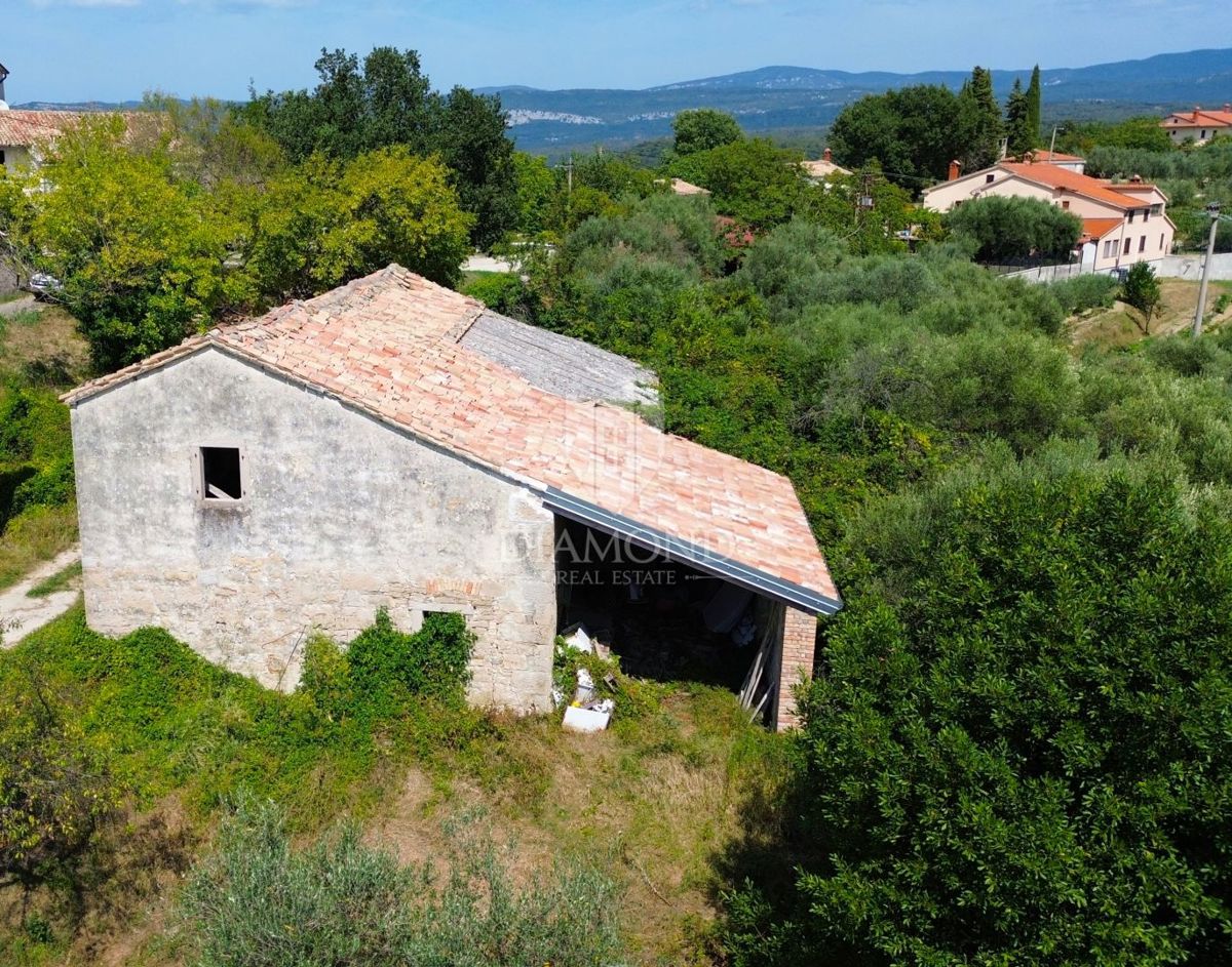 Cerovlje, okolica, dve kamniti hiši z lepim razgledom