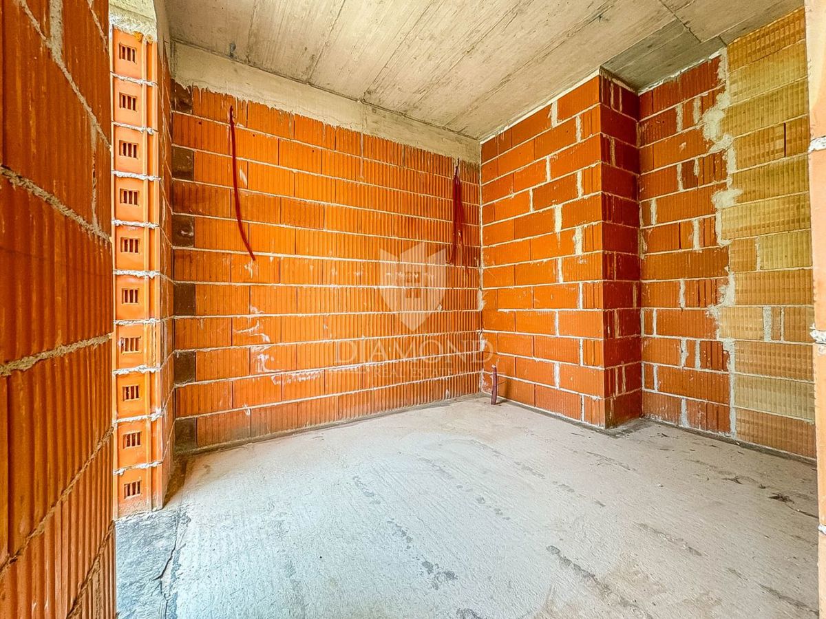 Novogradnja, hiša z bazenom blizu morja
