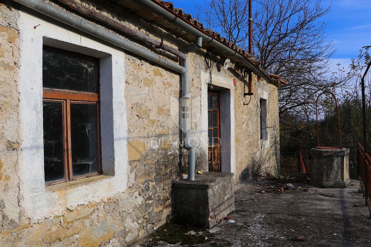 Pican, okolica. hiše na prostranem posestvu 