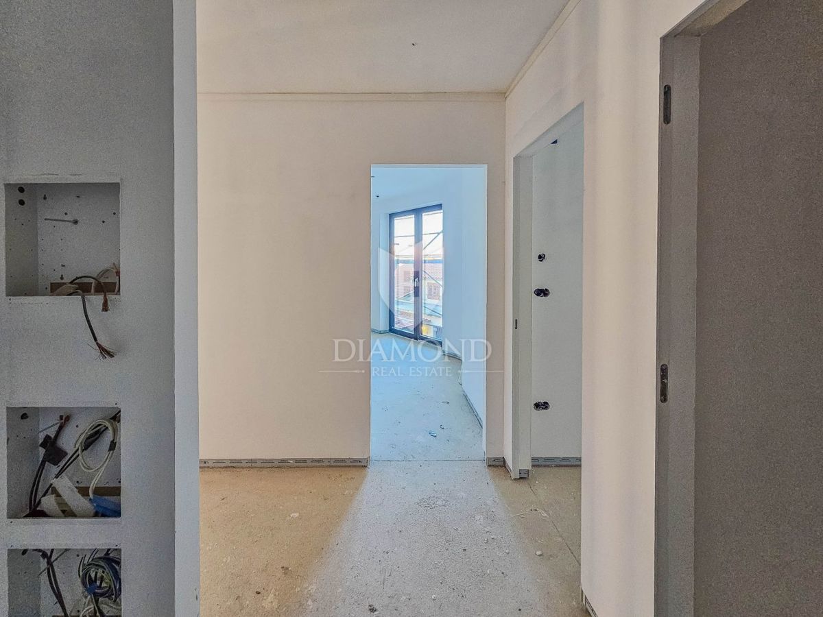 Umag, novogradnja! Stanovanje v centru, 2. vrsta do morja s pogledom na morje! 