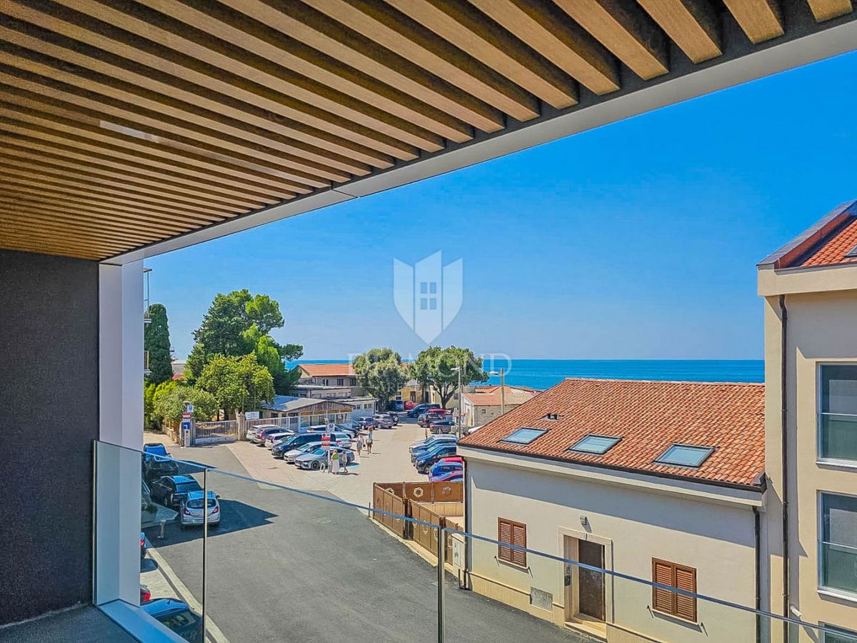 Umag, novogradnja! Stanovanje v centru, 2. vrsta do morja s pogledom na morje! 