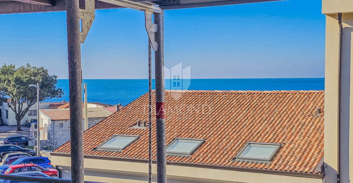 Umag, novogradnja! Stanovanje v centru, 2. vrsta do morja s pogledom na morje! 
