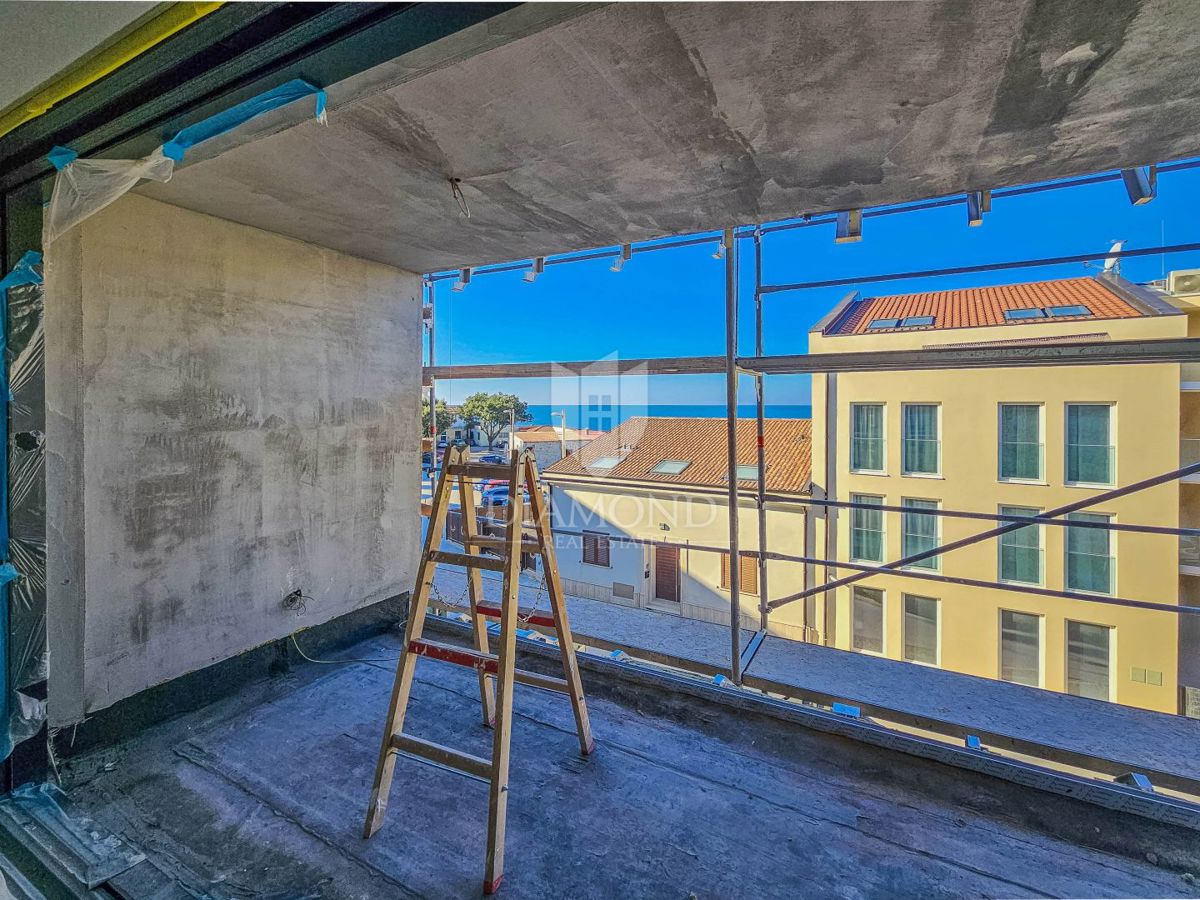 Umag, novogradnja! Stanovanje v centru, 2. vrsta do morja s pogledom na morje! 