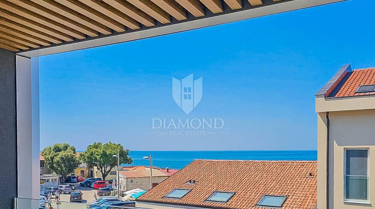 Umag, novogradnja! Stanovanje v centru, 2. vrsta do morja s pogledom na morje! 